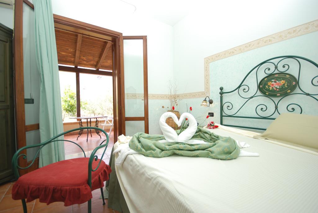 Hotel Oasi Da Paolo カステッルッツォ エクステリア 写真